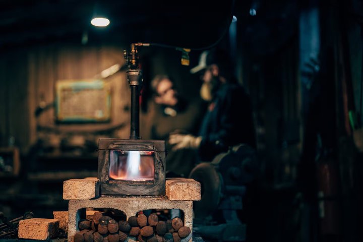 Blacksmith sua própria lâmina em uma área histórica de Asheville Forge