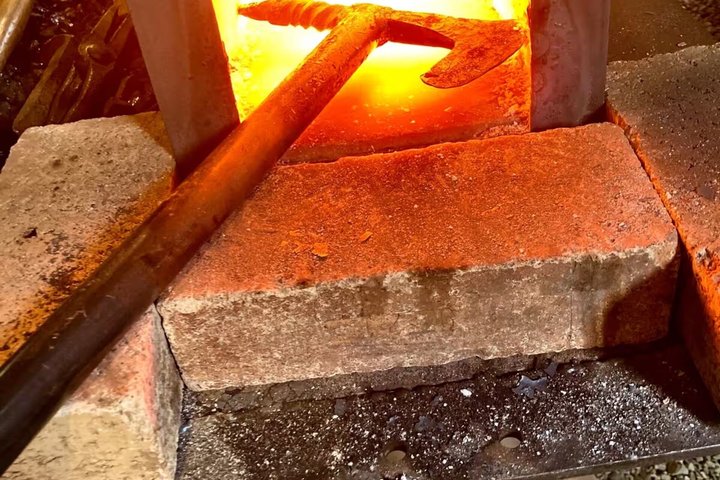 Blacksmith sua própria lâmina em uma área histórica de Asheville Forge