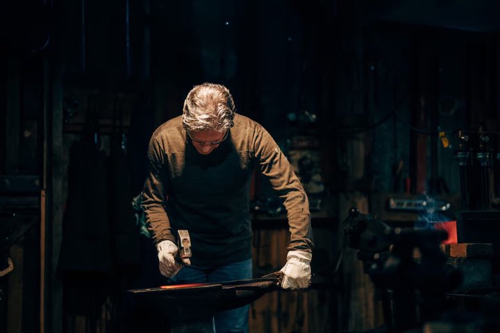 Blacksmith sua própria lâmina em uma área histórica de Asheville Forge