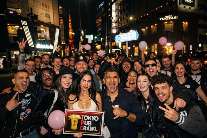 Noche de Pub Crawl en Tokio Fiesta de Vida Nocturna en Roppongi con Entrada a Club