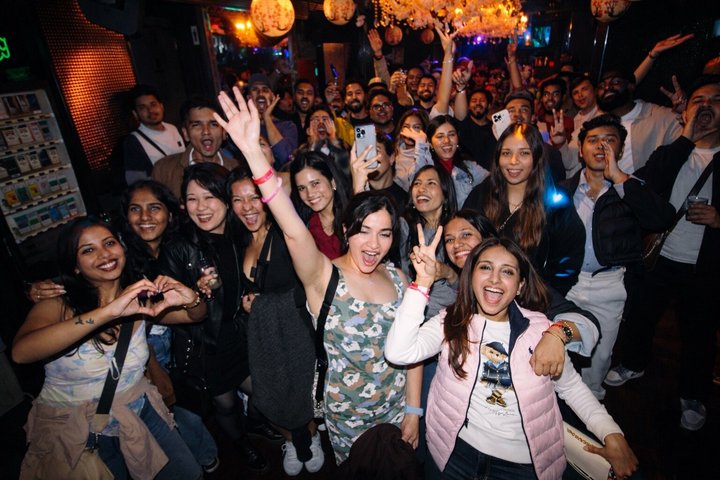 Noche de Pub Crawl en Tokio Fiesta de Vida Nocturna en Roppongi con Entrada a Club