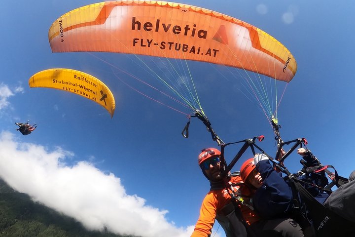 Parapente biplaza en el valle de Neustift Stubai, cerca de Innsbruck