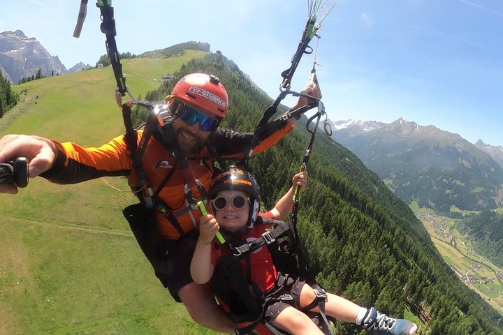 Parapente biplaza en el valle de Neustift Stubai, cerca de Innsbruck