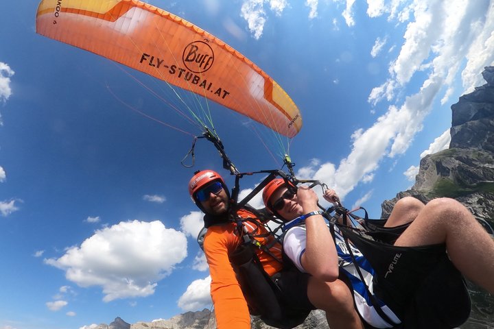 Parapente biplaza en el valle de Neustift Stubai, cerca de Innsbruck