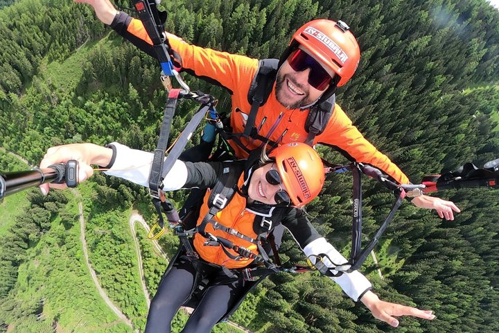 Parapente biplaza en el valle de Neustift Stubai, cerca de Innsbruck