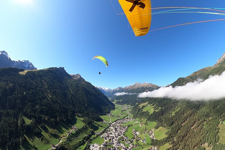 Parapente biplaza en el valle de Neustift Stubai, cerca de Innsbruck