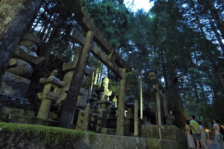 Excursión nocturna a Koyasan Okunoin Experiencia de peregrinación sagrada