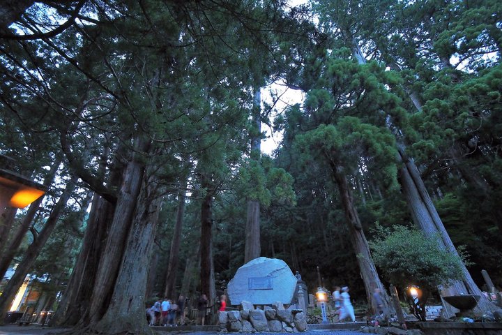 Excursión nocturna a Koyasan Okunoin Experiencia de peregrinación sagrada