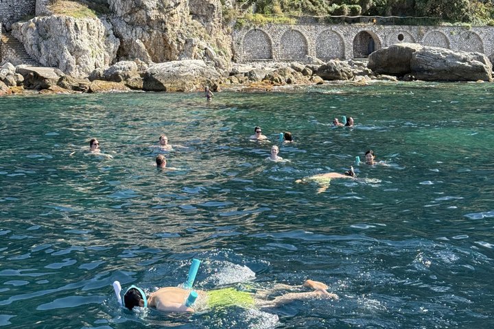Excursión de un día en grupo pequeño a Capri desde Positano o Praiano