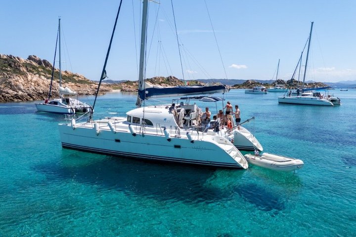 12-meters katamarantur i Maddalena-øgruppen fra Cannigione.