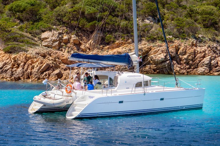 12-meters katamarantur i Maddalena-øgruppen fra Cannigione.
