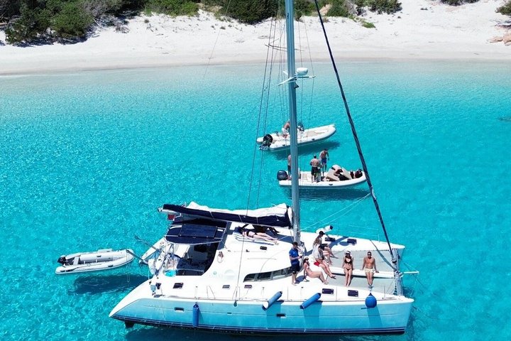 12-meters katamarantur i Maddalena-øgruppen fra Cannigione.
