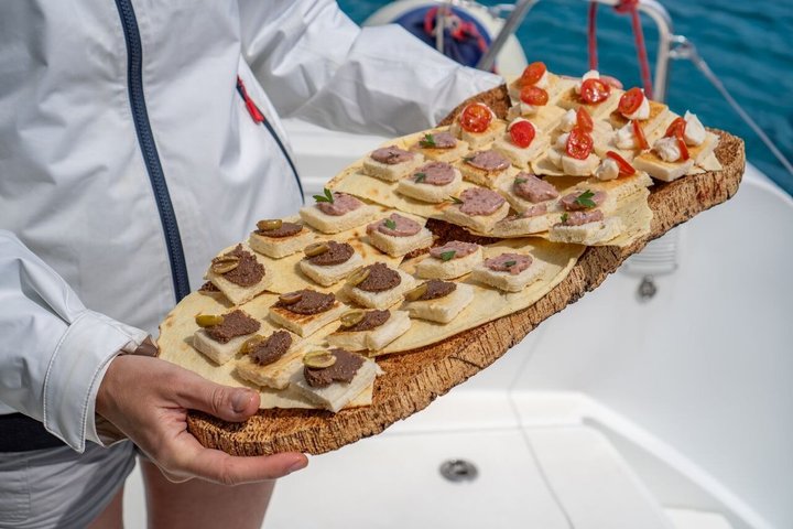 12-meters katamarantur i Maddalena-øgruppen fra Cannigione.