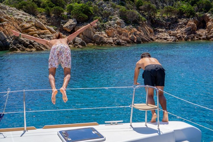 12-meters katamarantur i Maddalena-øgruppen fra Cannigione.