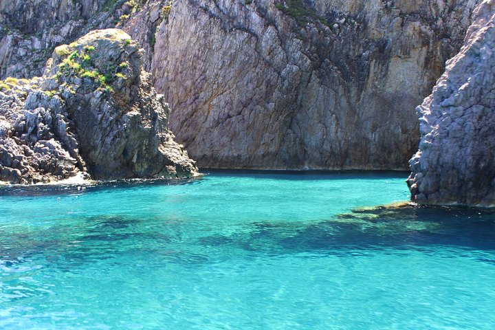 Île de Ponza : Excursion d'une journée complète en croisière au départ d'Anzio avec déjeuner à bord