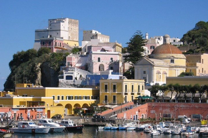 Île de Ponza : Excursion d'une journée complète en croisière au départ d'Anzio avec déjeuner à bord