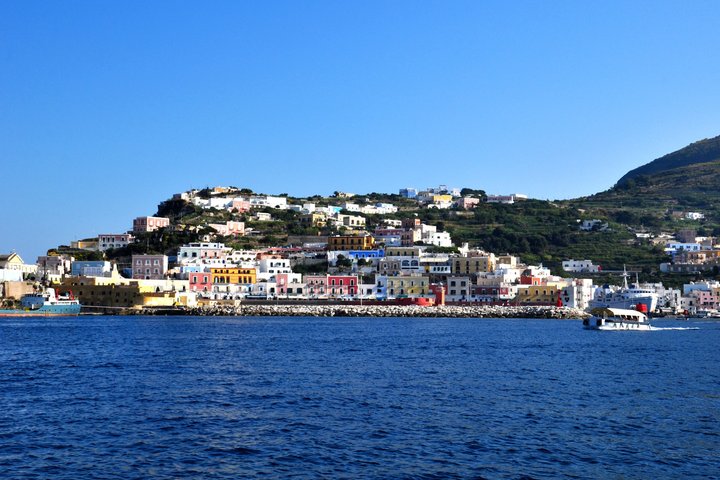 Île de Ponza : Excursion d'une journée complète en croisière au départ d'Anzio avec déjeuner à bord