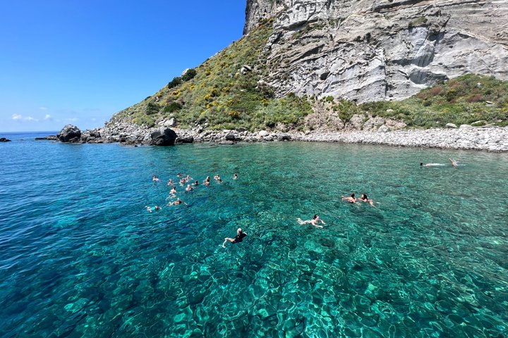Île de Ponza : Excursion d'une journée complète en croisière au départ d'Anzio avec déjeuner à bord