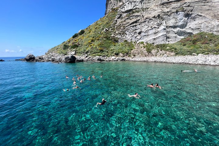 Île de Ponza : Excursion d'une journée complète en croisière au départ d'Anzio avec déjeuner à bord