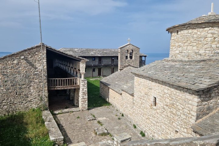 Från Sarande : Rundtur på slottet Butrint , Blue Eye och Lekursi