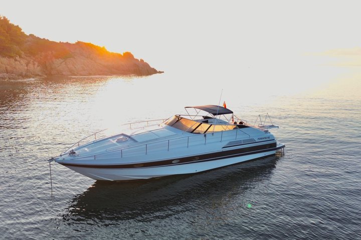 Alquiler de yate privado de medio día en nuestro Pershing 40 en Saint Tropez
