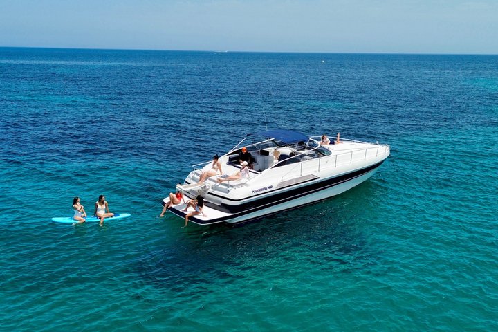 Alquiler de yate privado de medio día en nuestro Pershing 40 en Saint Tropez