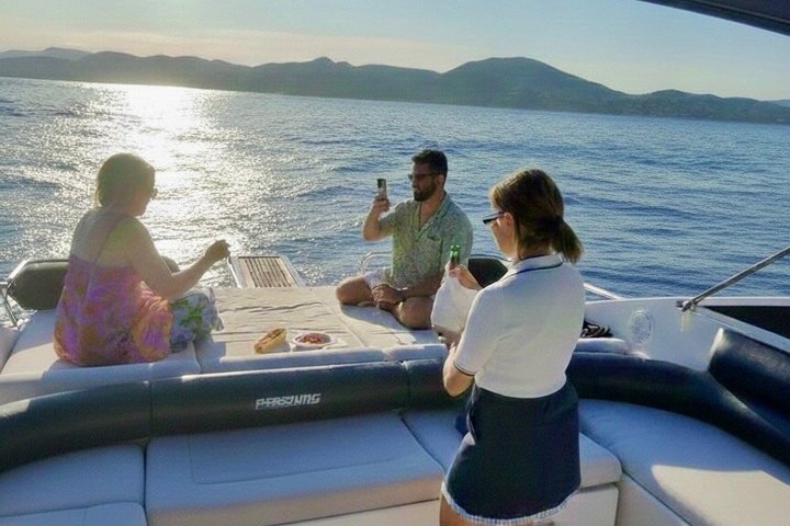 Alquiler de yate privado de medio día en nuestro Pershing 40 en Saint Tropez