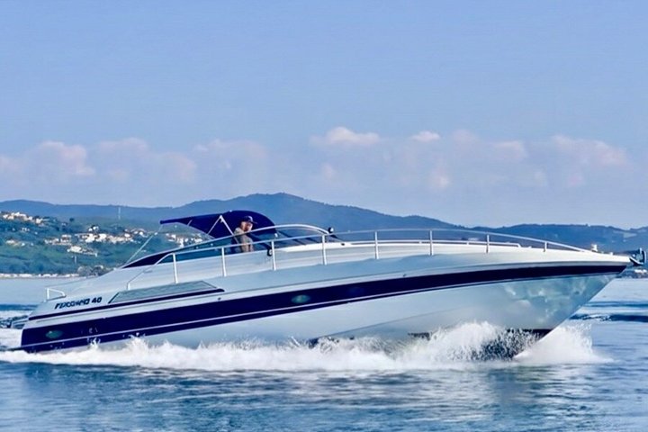 Alquiler de yate privado de medio día en nuestro Pershing 40 en Saint Tropez