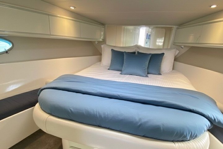 Alquiler de yate privado de medio día en nuestro Pershing 40 en Saint Tropez