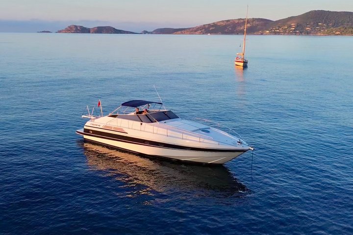 Alquiler de yate privado de medio día en nuestro Pershing 40 en Saint Tropez
