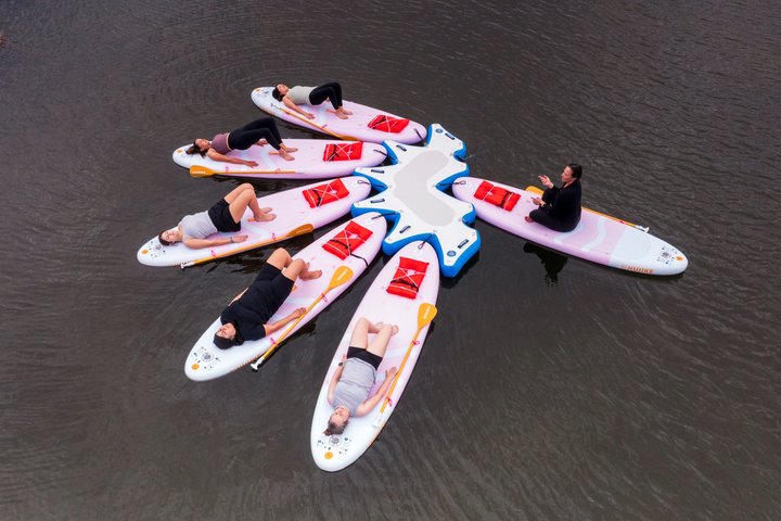 Schwimmende Fitnesserfahrung mit Board und Körper