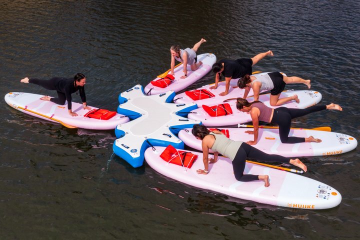 Schwimmende Fitnesserfahrung mit Board und Körper