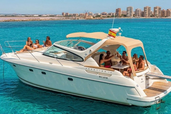 Solnedgång på en yacht på Torrevieja-kusten med champagne