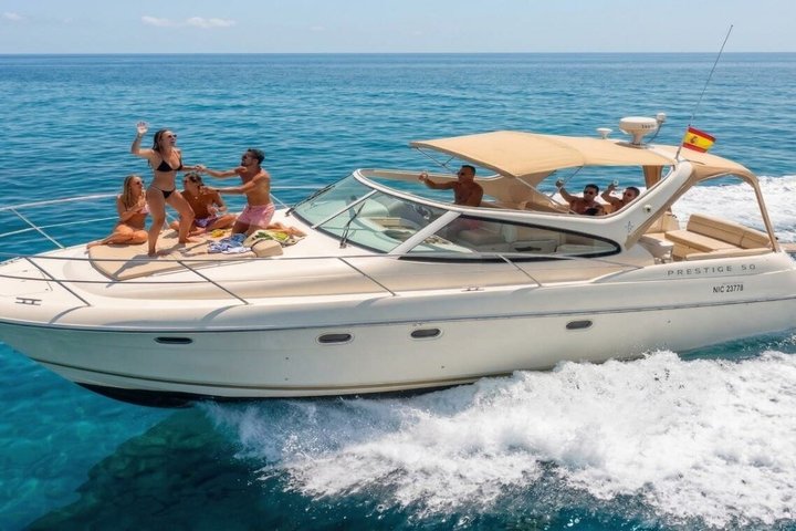 Solnedgång på en yacht på Torrevieja-kusten med champagne