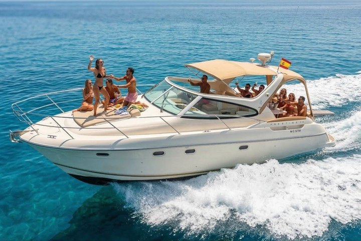 Solnedgång på en yacht på Torrevieja-kusten med champagne
