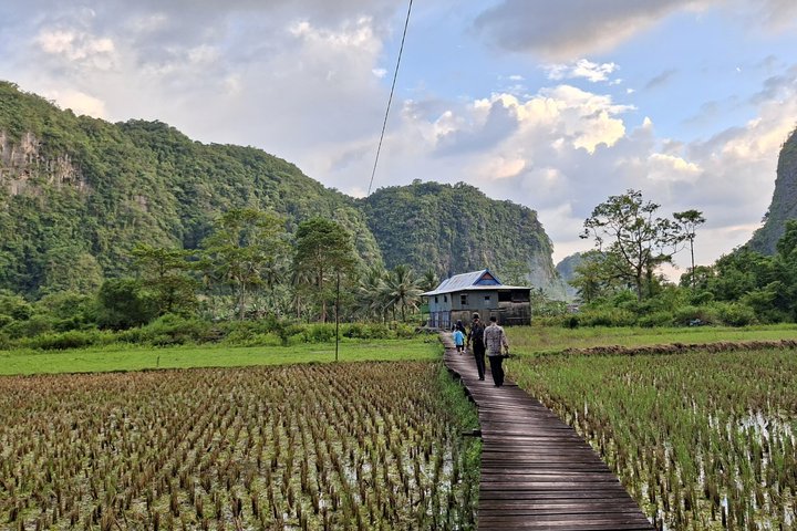 Tour Rammang-Rammang Karst South Sulawesi con guía local