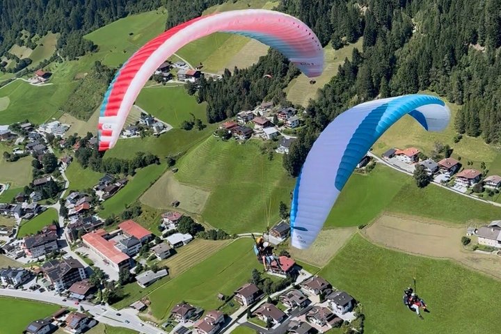Parapente en tandem avec le champion du monde et son équipe, vallée de Stubai