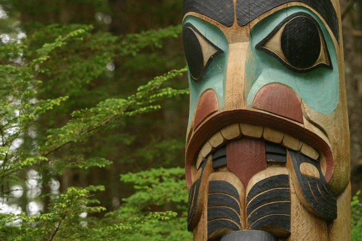 Tour guidato di gruppo ridotto di Sitka Wildlife and Totem Forest