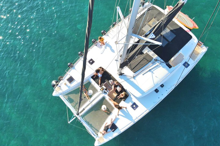 Heraklion : Dia Crociera in catamarano Mediterranea Pasto e divertimento acquatico