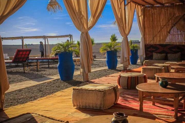 Balade à dos de chameau, piscine et déjeuner à Agafay avec transferts à l'hôtel