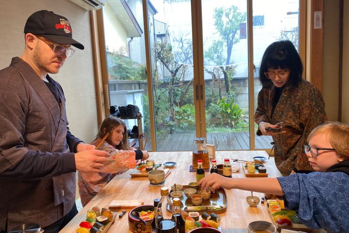 Classe de Sushi Vegan em Tóquio – 6 tipos, história cultural e refeição completa
