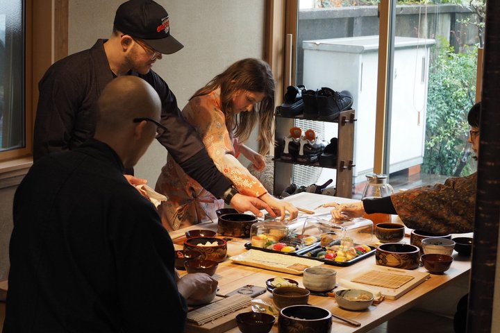 Classe de Sushi Vegan em Tóquio – 6 tipos, história cultural e refeição completa