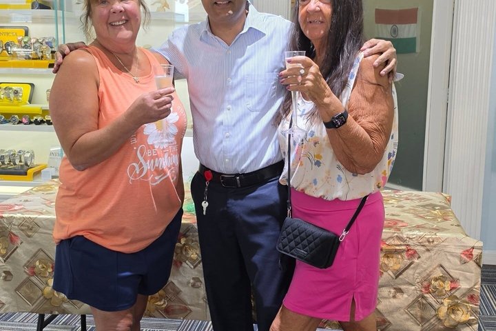 Hoteller i nærheden af Bling and Beverages Cayman Jewelry Shopping Experience