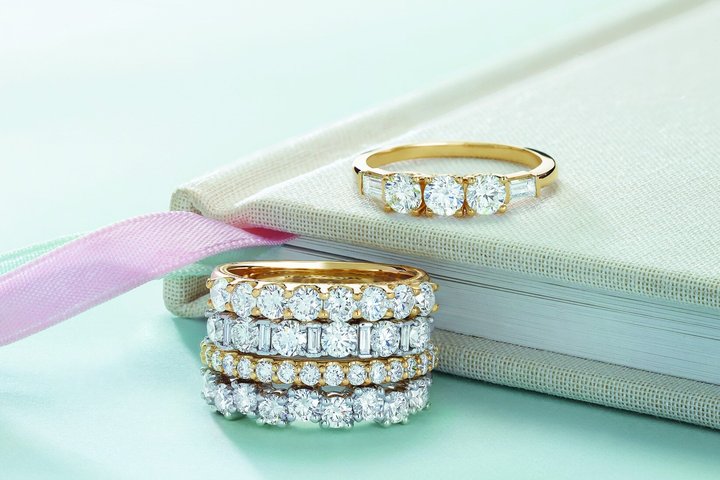 Hoteller i nærheden af Bling and Beverages Cayman Jewelry Shopping Experience