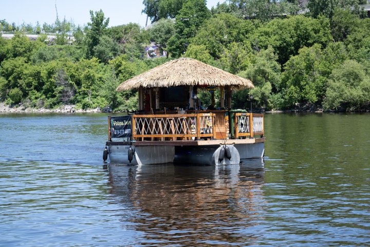 Lilo Drijvende Tiki Bar op de Ottawa River (Gatineau Pickup)