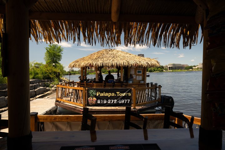 Lilo Drijvende Tiki Bar op de Ottawa River (Gatineau Pickup)