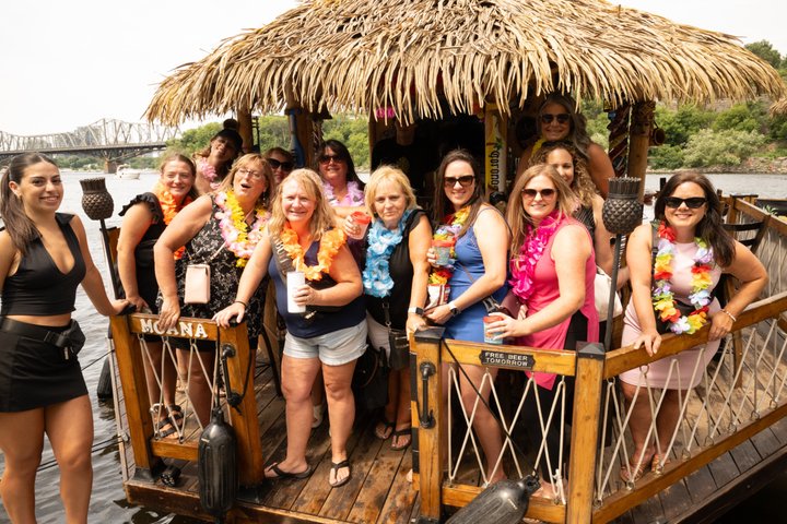 Lilo Drijvende Tiki Bar op de Ottawa River (Gatineau Pickup)