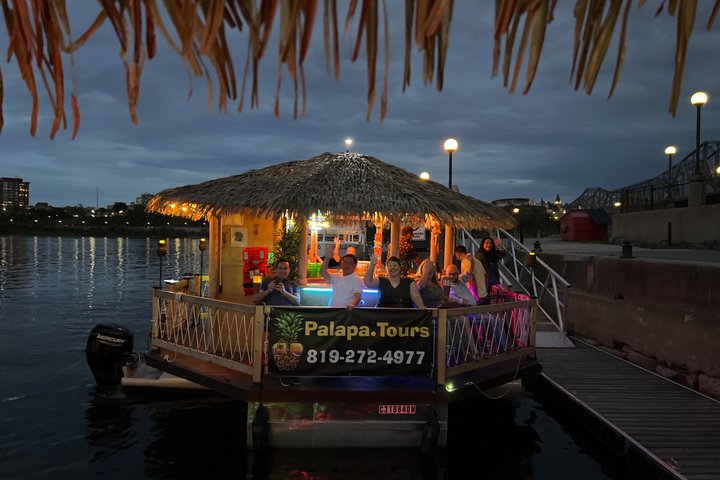 Lilo Drijvende Tiki Bar op de Ottawa River (Gatineau Pickup)