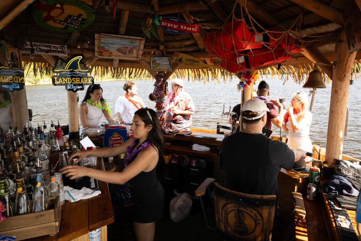 Lilo Drijvende Tiki Bar op de Ottawa River (Gatineau Pickup)