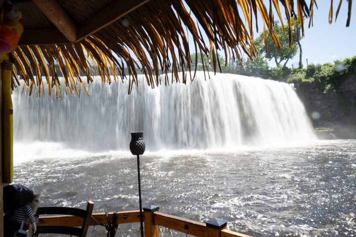 Lilo Drijvende Tiki Bar op de Ottawa River (Gatineau Pickup)